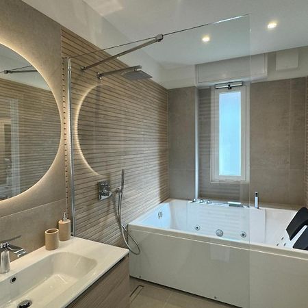 Casa Febo, In Centro Con Parcheggio Privato A 200 Mt Dal Mare Hotel Bordighera Kültér fotó