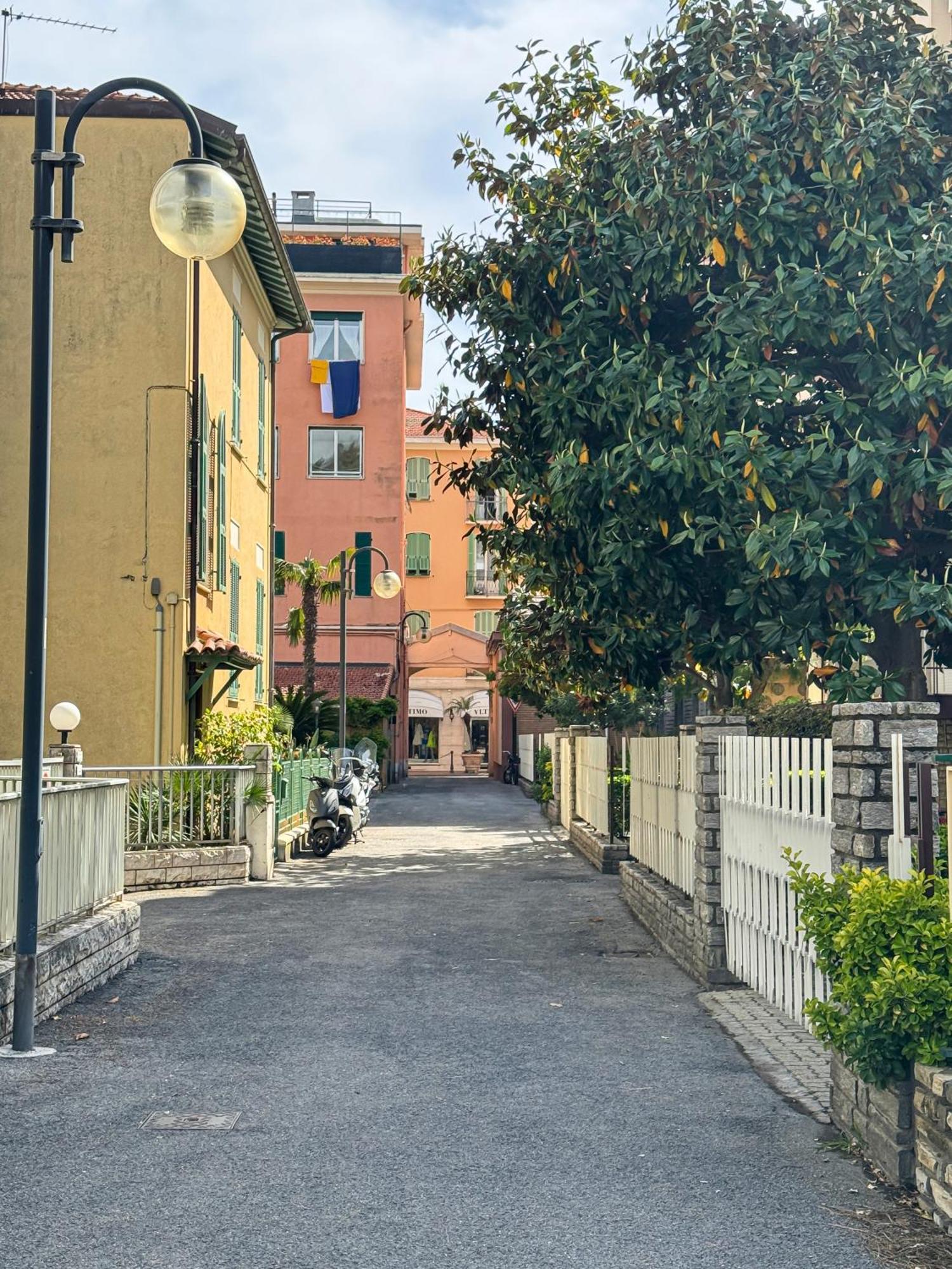 Casa Febo, In Centro Con Parcheggio Privato A 200 Mt Dal Mare Hotel Bordighera Kültér fotó