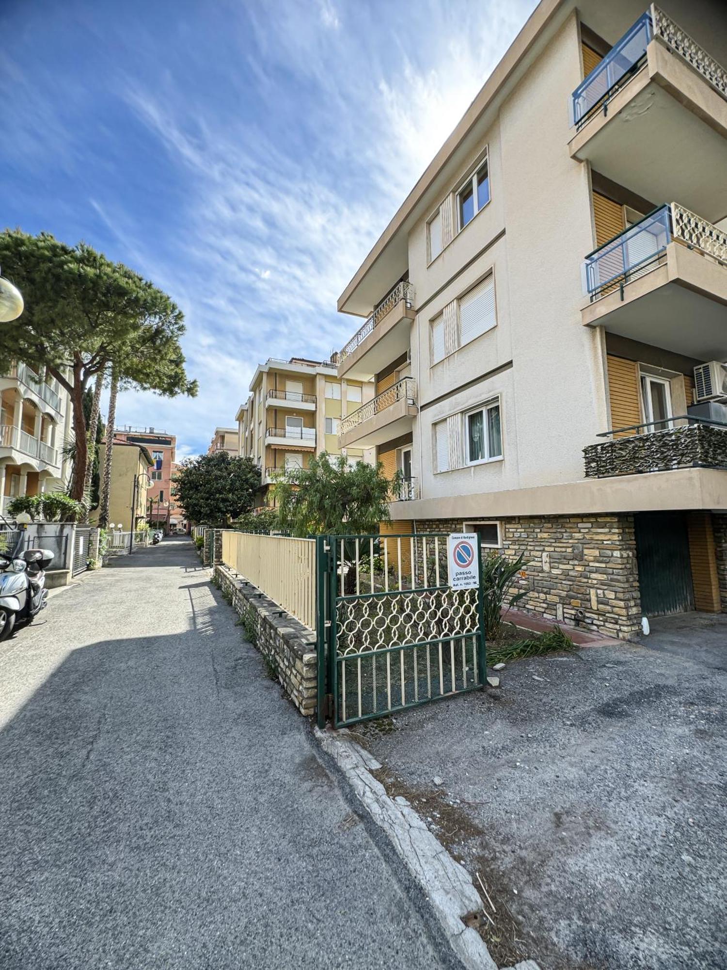 Casa Febo, In Centro Con Parcheggio Privato A 200 Mt Dal Mare Hotel Bordighera Kültér fotó