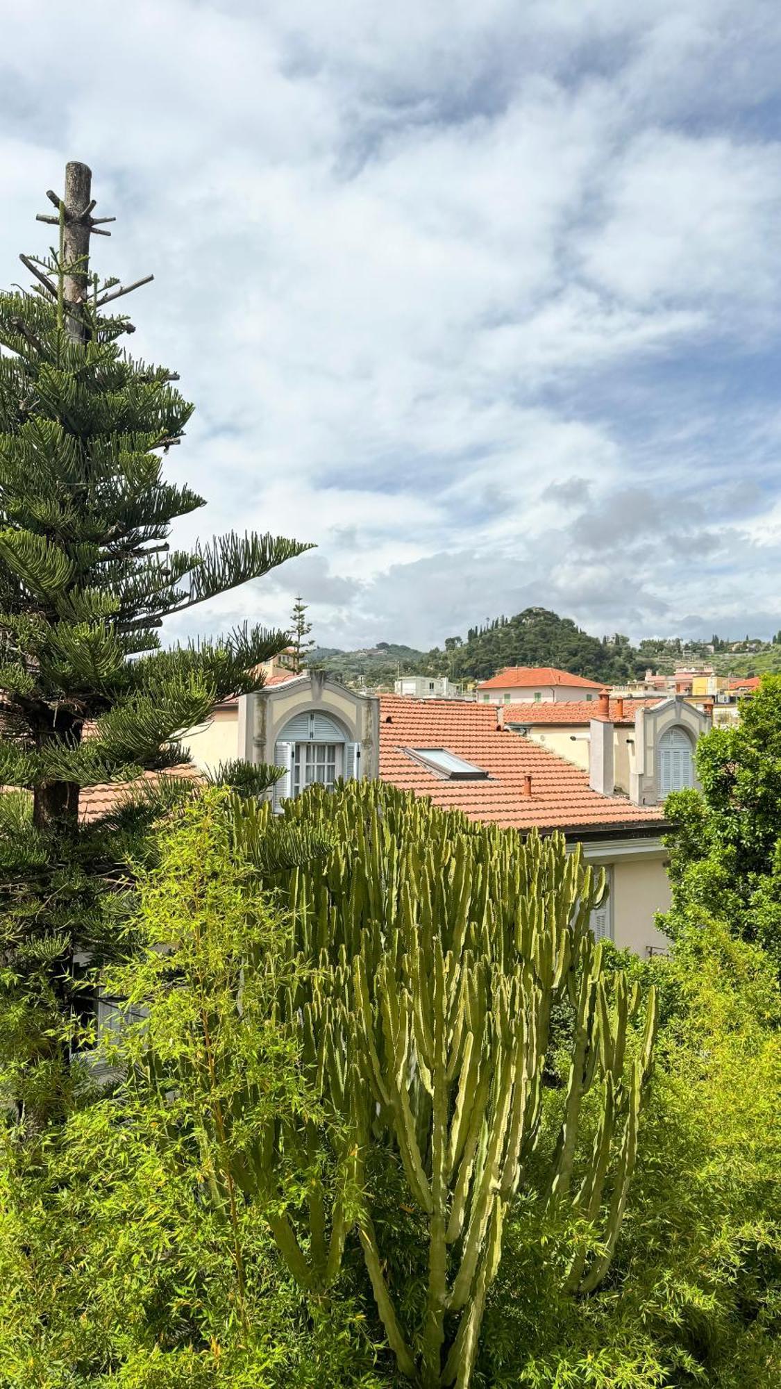 Casa Febo, In Centro Con Parcheggio Privato A 200 Mt Dal Mare Hotel Bordighera Kültér fotó